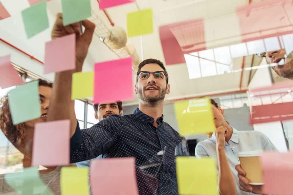 Confira este guia sobre a estratégia de marketing para sair da mesmice, com dicas para aplicar na sua empresa e sair na frente da concorrência.