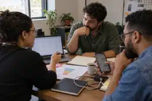 Equipe conecta CRM, WhatsApp e planejamento comercial em reunião de trabalho